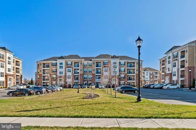 Building Photo - 944 Halifax Pl