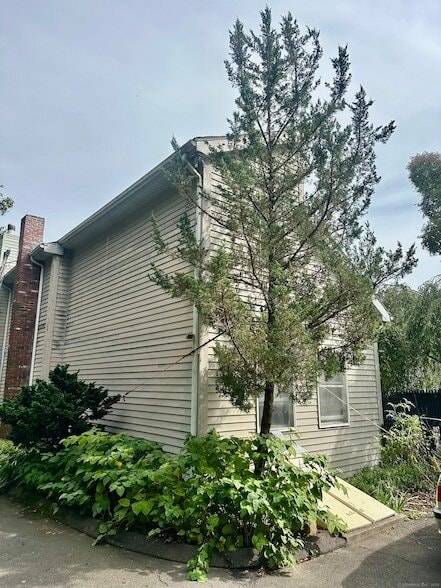 Building Photo - 84 N School St