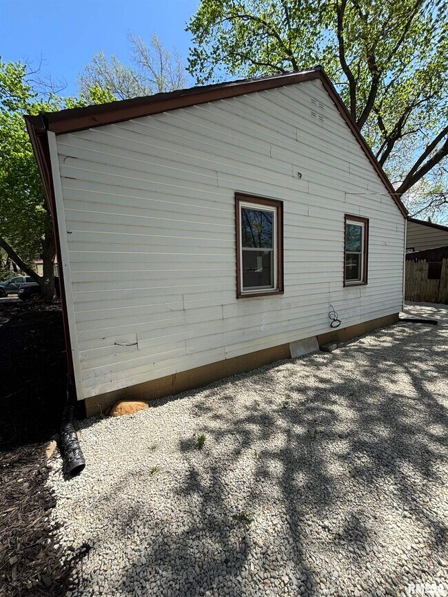 Building Photo - 1703 N Valley Ave