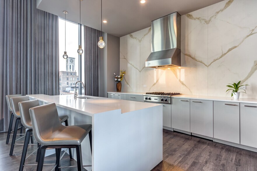 Building Photo - 336 S Halsted St