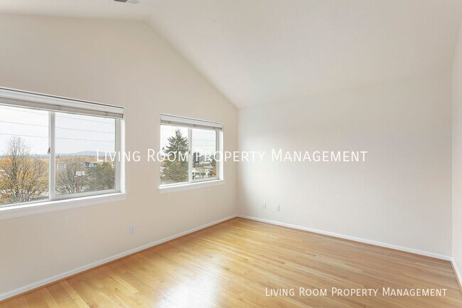 Building Photo - Large Private Townhouse in Johns Landing!