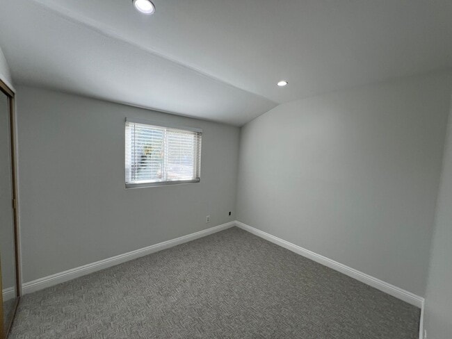 Building Photo - Thousand Oaks Living