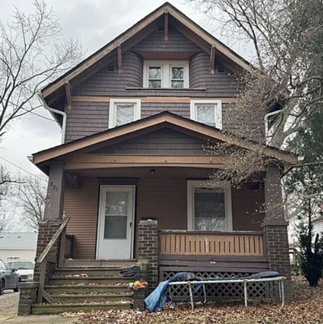 Building Photo - 837 Sumner St