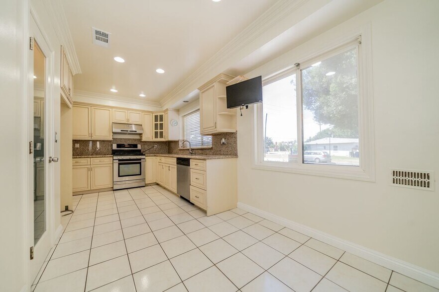 Building Photo - 9676 Bolton Ave