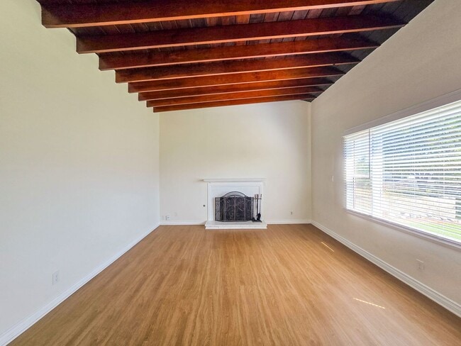 Building Photo - Charming 2-Bedroom Retreat in La Crescenta – Available Now!