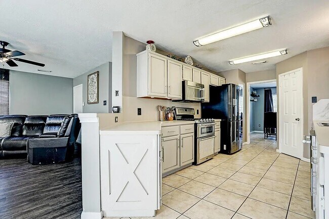 Building Photo - 3005 Wood Hollow Dr