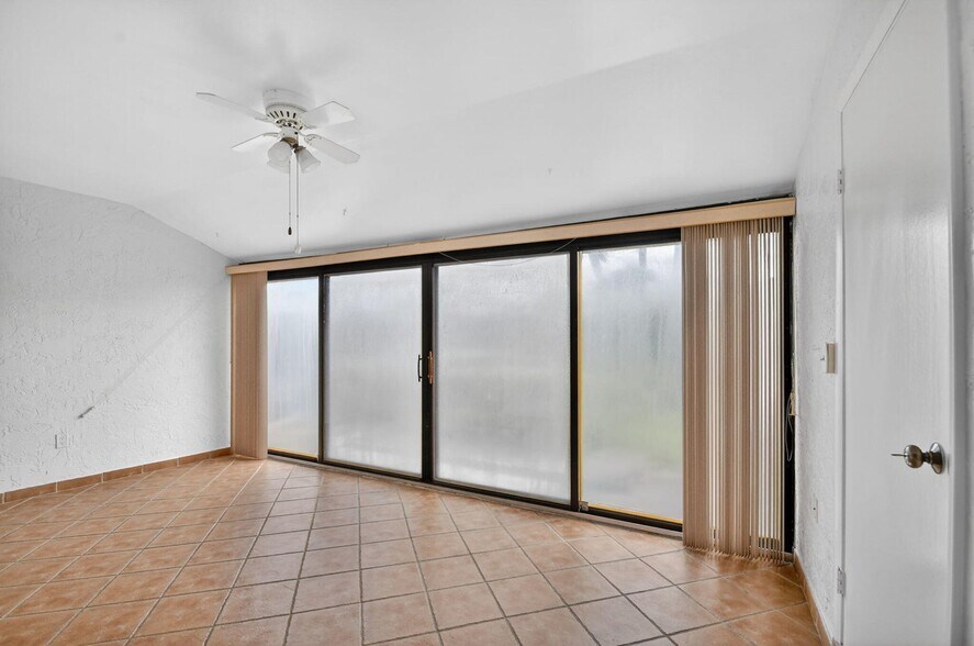 Building Photo - 704 Sunny Pine Way