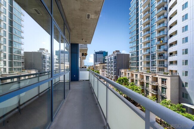 Building Photo - 527 Tenth Ave