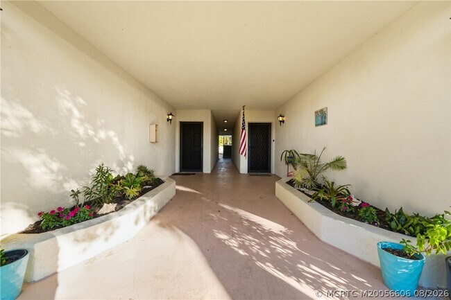 Building Photo - 250 SE Four Winds Dr
