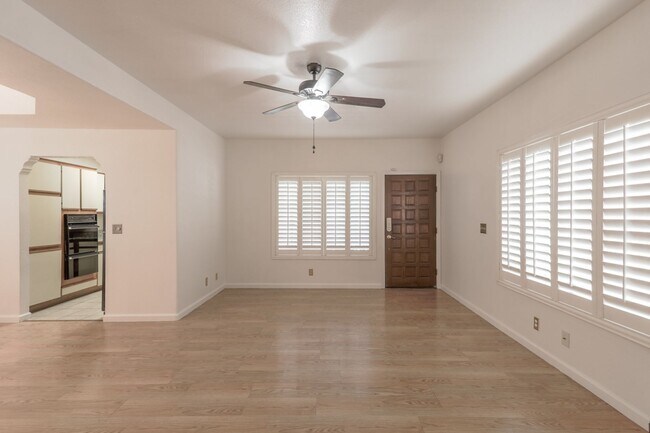 Building Photo - Great 1st Floor 2 Bed Condo