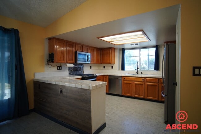 Building Photo - Gorgeous 4 Bedroom Home in Shafter!