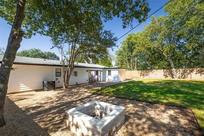 Building Photo - 1206 Cloverleaf Dr