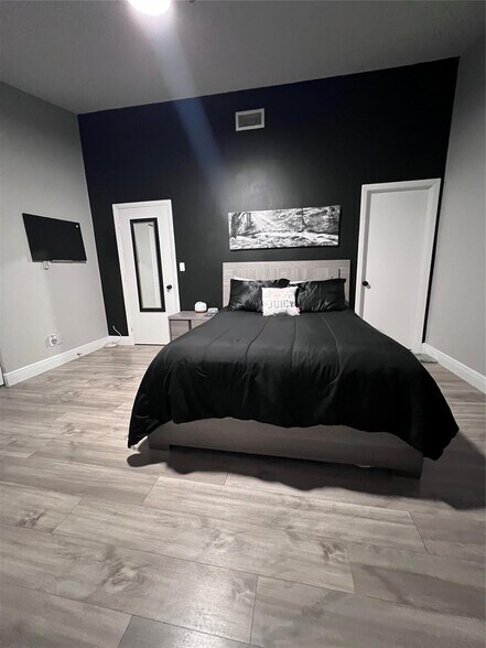 Building Photo - 6104 Channel Dr