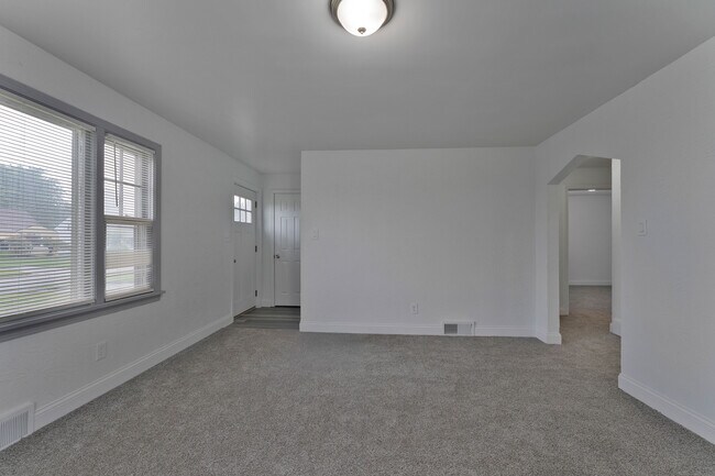 Building Photo - 1539 Weston Ave