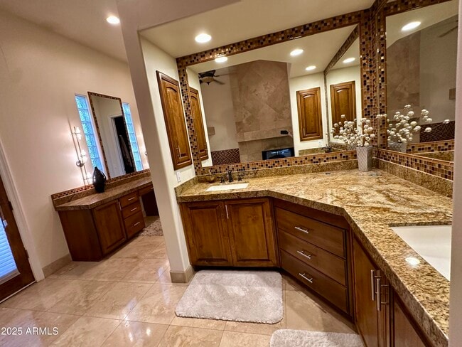 Building Photo - 5711 W Linda Ln