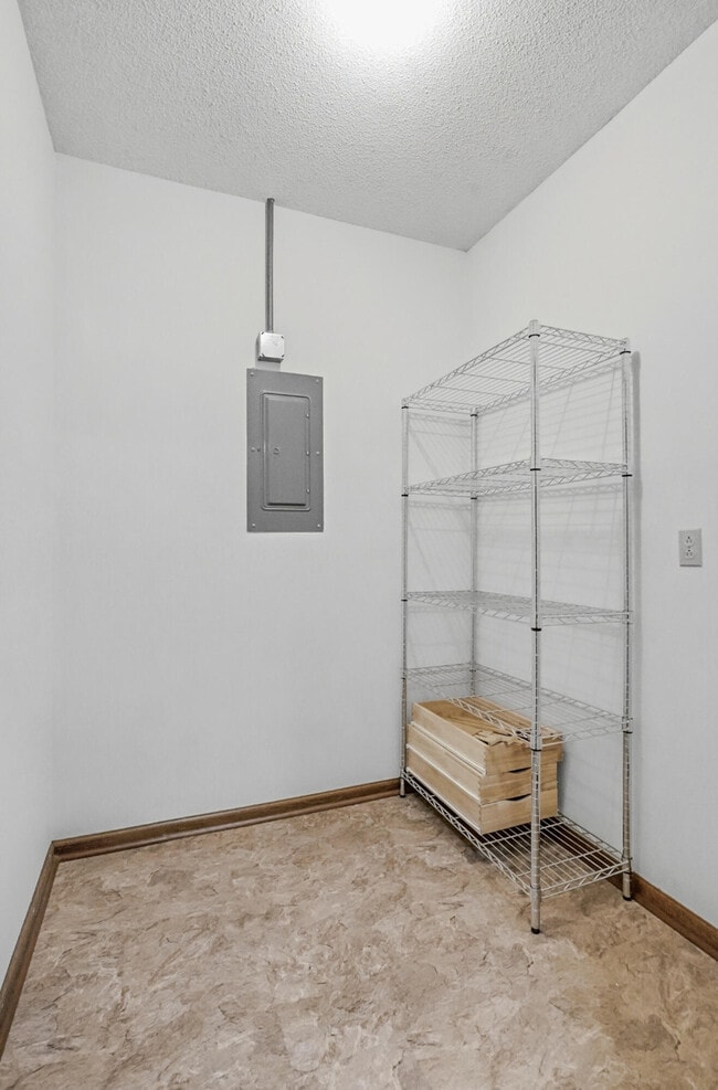 Building Photo - 2212 Rose Dr