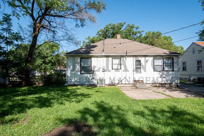 Building Photo - 804 N Battin St