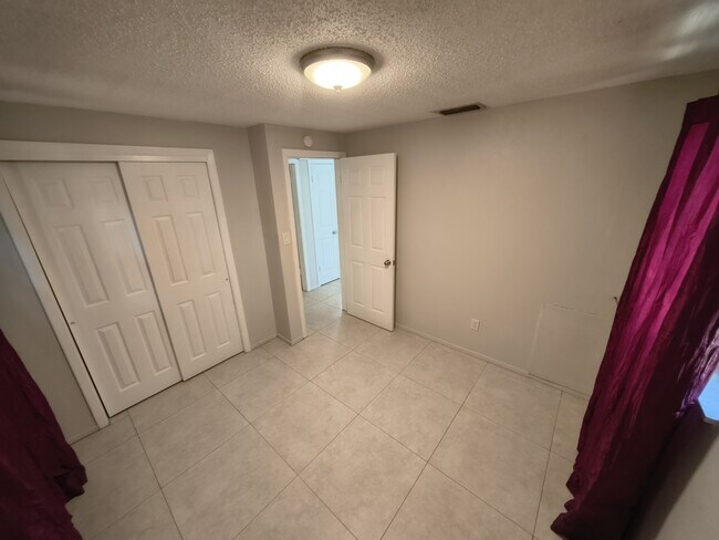 Building Photo - 561 Laura Ln