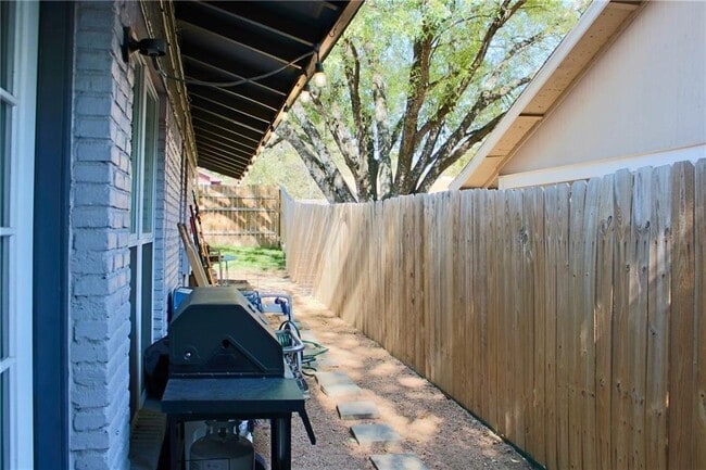 Building Photo - 1511 Rutland Dr