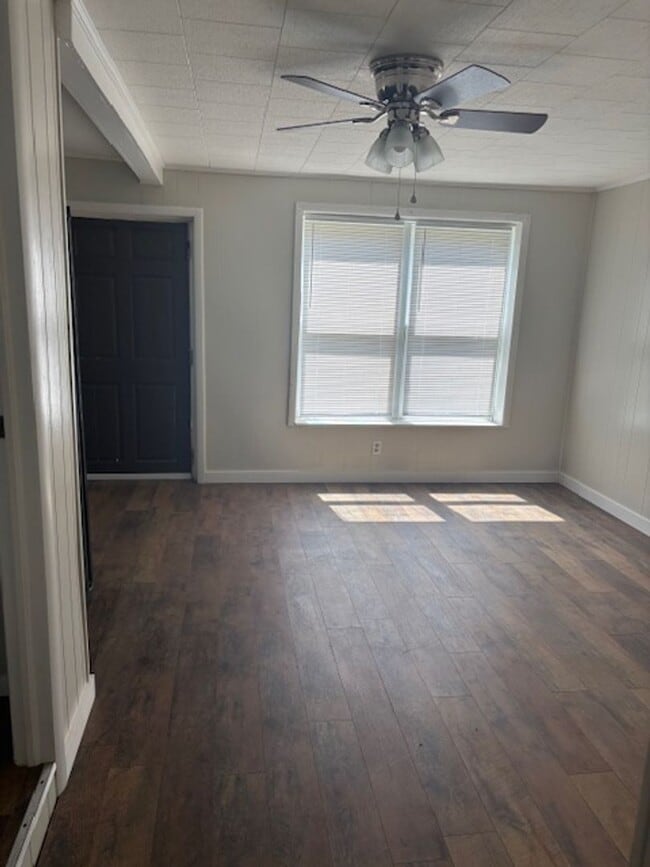 Building Photo - 5 bed and 3 bath (4 bed/2bath house) & (1 bed/1 bath home)