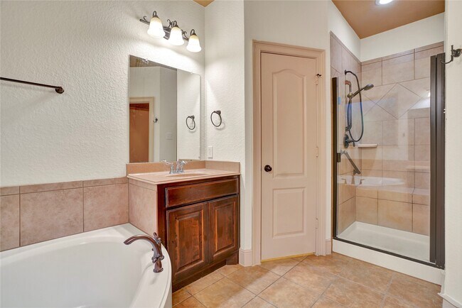 Building Photo - 10 Tallgrass Way