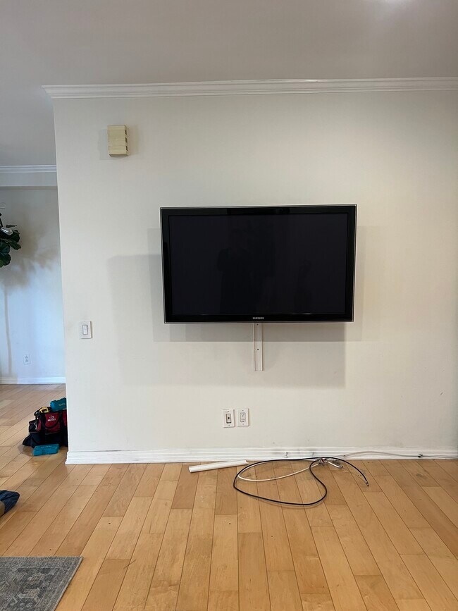 Main wall for TV viewing - 1115 S Elm Dr