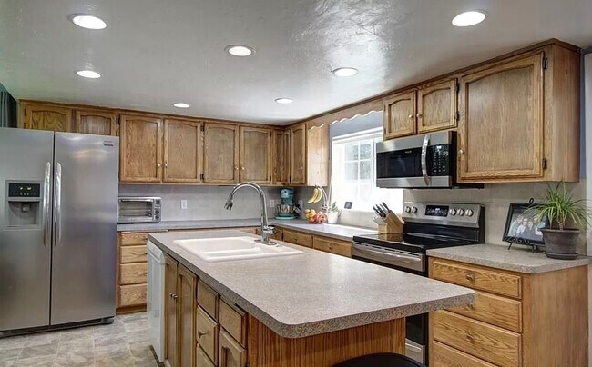 Building Photo - 6 Bedroom Home For Rent In Rexburg!!