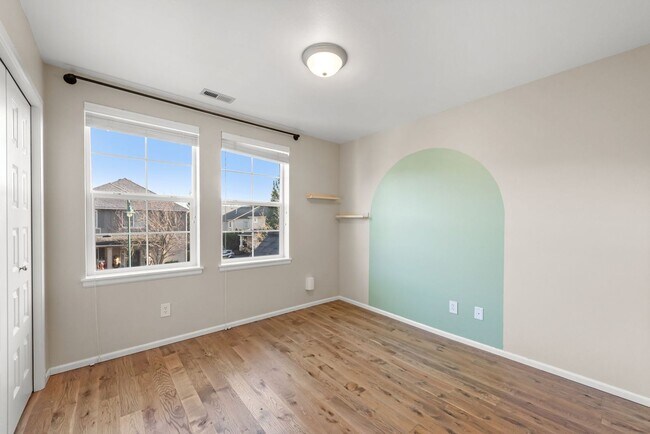 Building Photo - Welcome to this stunning 4-bedroom, 2.5-bath home in desirable Mill Creek, WA.