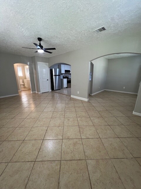 Building Photo - 1205 W Wrenway Ave