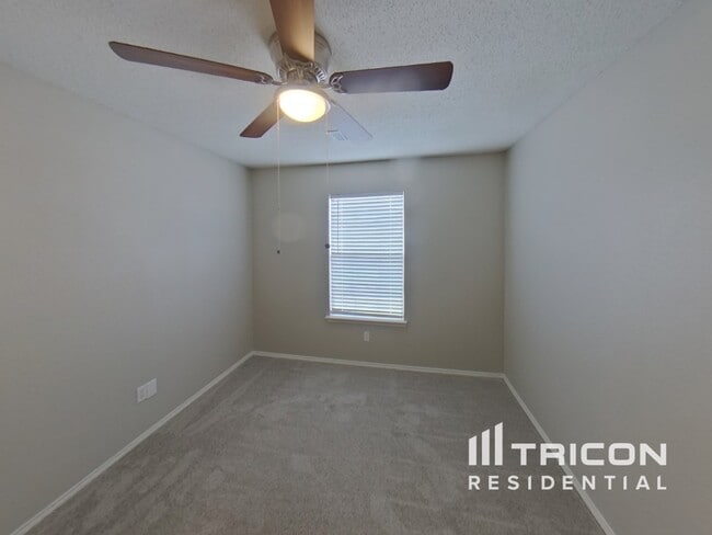 Building Photo - 1420 Deville Cir
