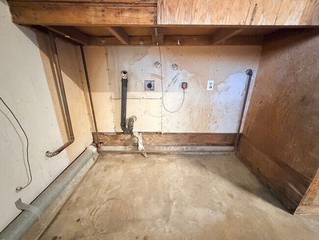 Building Photo - Newly Refreshed 3BD/2BA Home with Spacious Living Areas