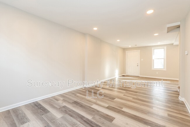 Building Photo - 10 W 8th St