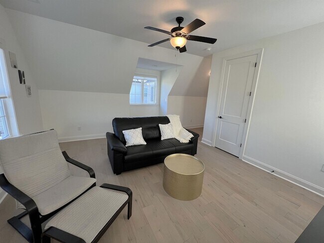 Building Photo - 607 Covington Walk Ln S