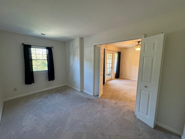 Building Photo - Charming 1 Bed 1 Bath + Den & Balcony In Cardinal Forest - Water Included!