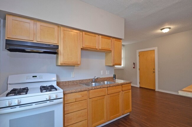 Building Photo - Updated 1-Bedroom Unit - Available Now!
