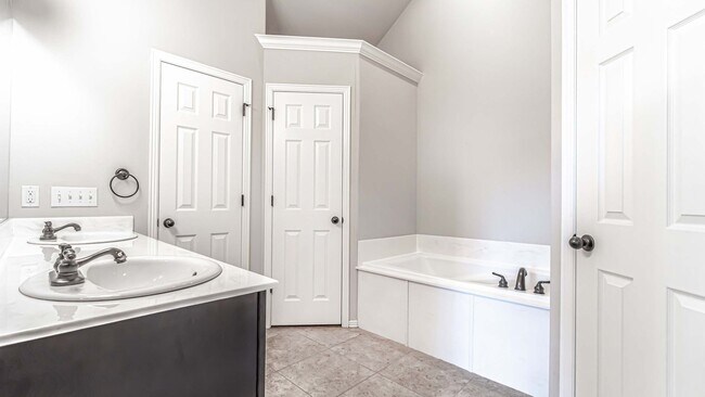 Building Photo - Beautiful Home in Bentonville!