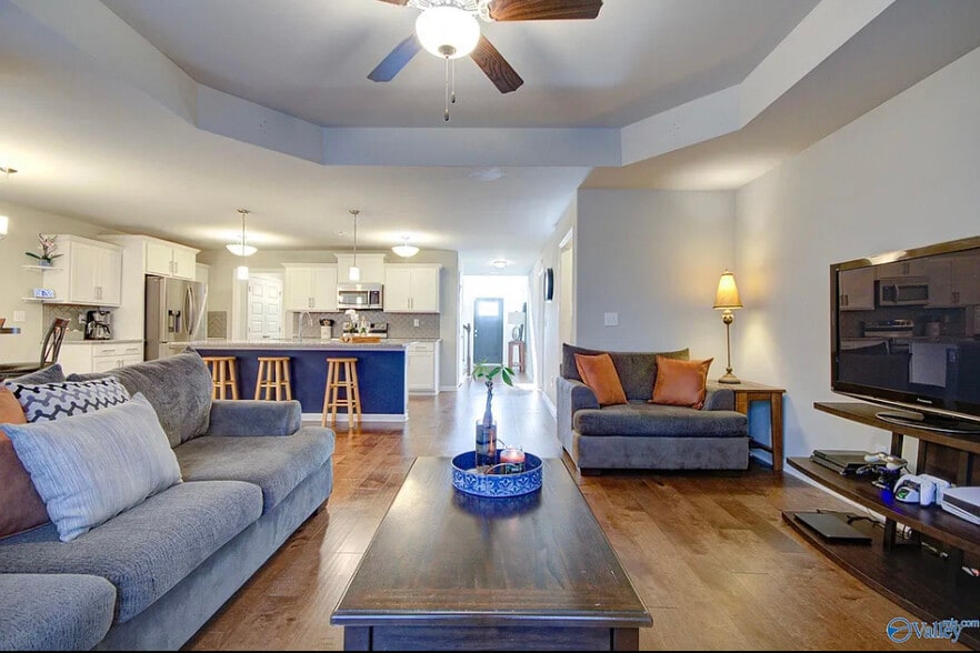 family room to front door - 291 Avebury Rd