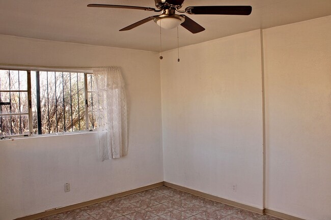 Building Photo - Spacious home Move-In Ready