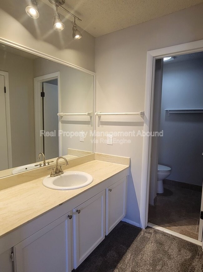 Building Photo - 6724 S Lewis Ave