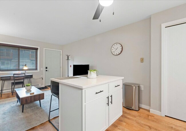 Building Photo - 1217 E Wilson St