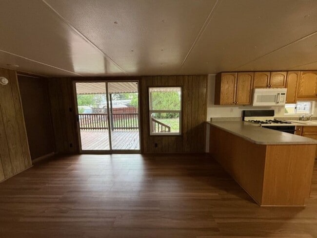 Building Photo - 3 Bedroom 2 Bath Single Wide Mobile - Cont...