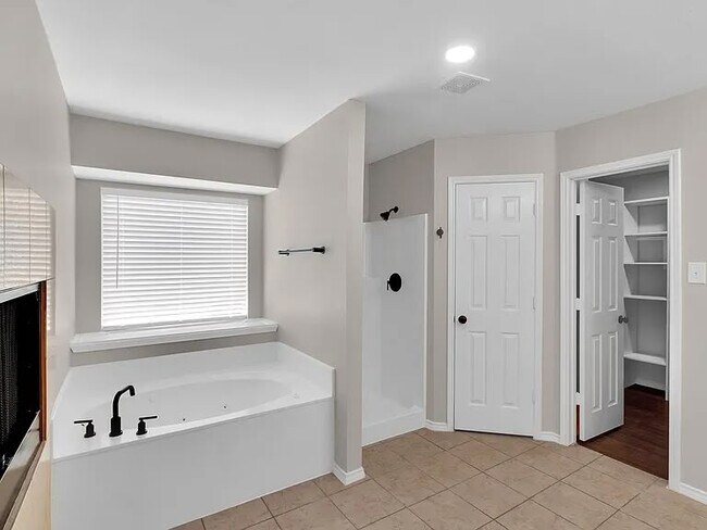 Building Photo - 4729 Woodhaven Ln