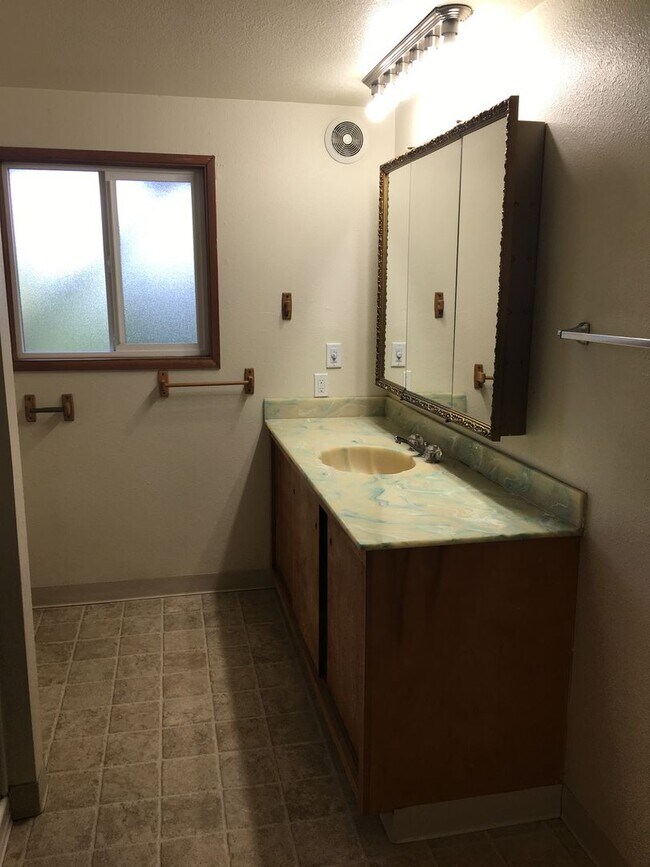 Building Photo - ch/lo06