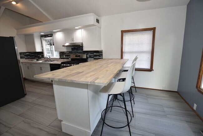 Building Photo - Mishawaka 4 bedroom with a Primary suite a...