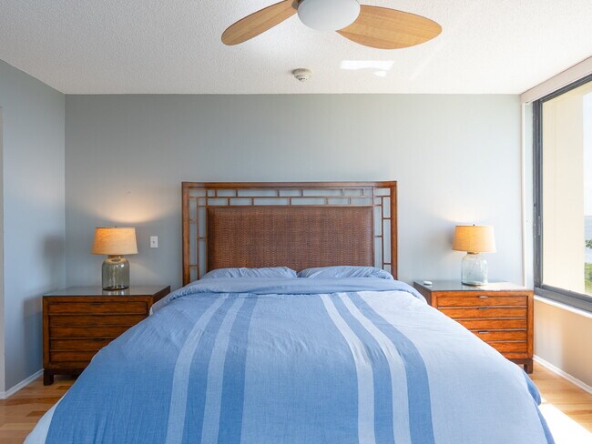 Building Photo - One of Longboat Key’s premier waterfront c...