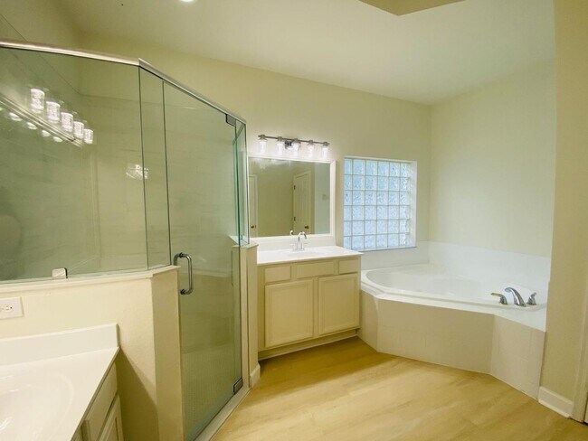 Building Photo - Your Dream Home Awaits! 5 bedroom 3 bath Single Family HOME!!