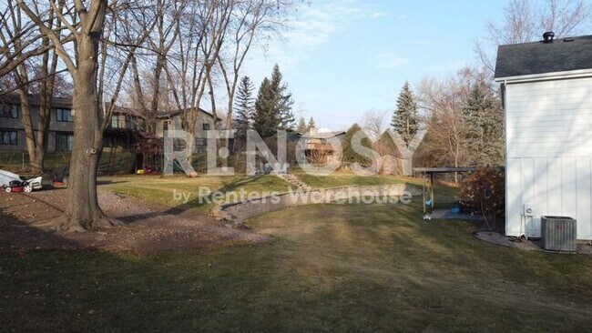 Building Photo - 5 Bedroom 3 Bathroom Single Family Home in Burnsville