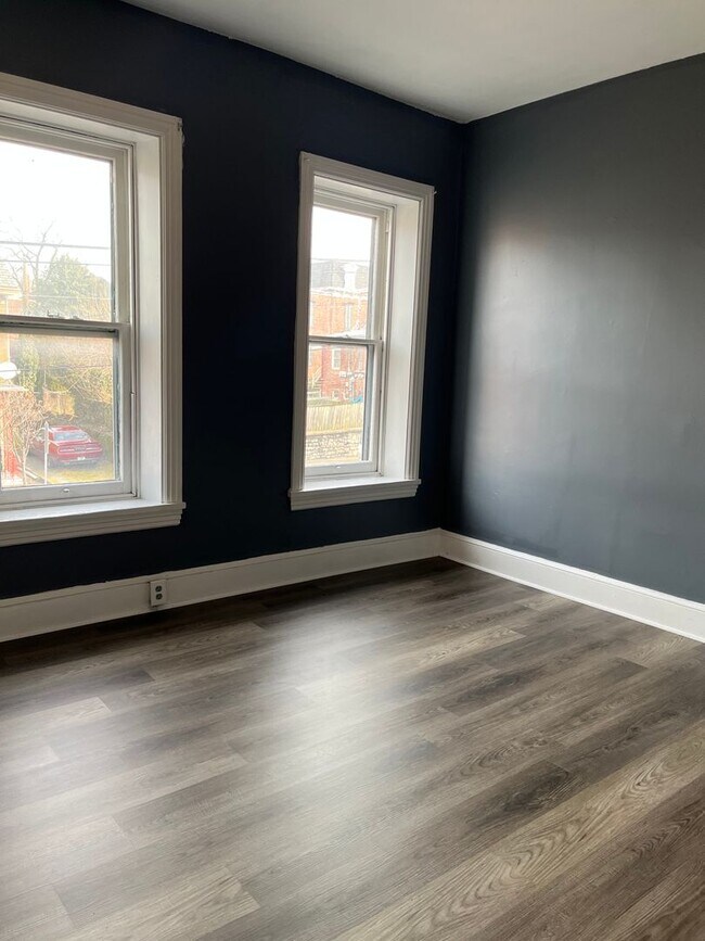 Building Photo - Large 4 Bedroom, 1 Bathroom in Columbia!