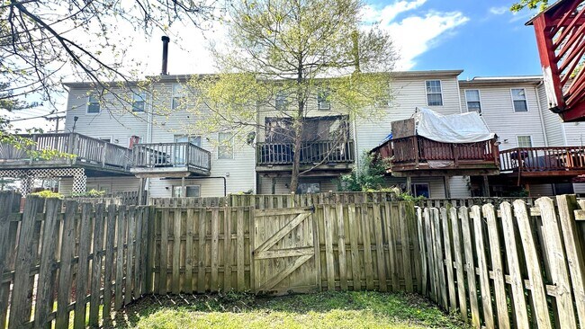 Building Photo - 704 St Peters Ct