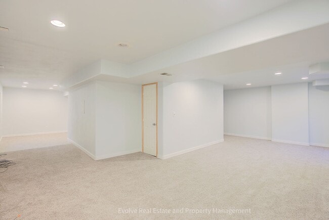 Building Photo - Evolve Real Estate: Gorgeous Single Family House is Available for Immediate Move-in!